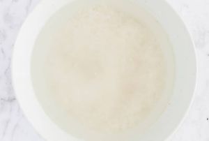 1. Хорошо промойте рис, пока вода не станет прозрачной.